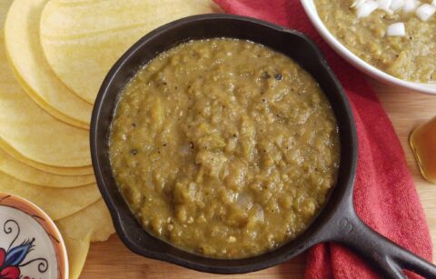 New-Mexican-Style-Green-Chile-Sauce-in-black-cast-iron-pan-with-corn-tortillas