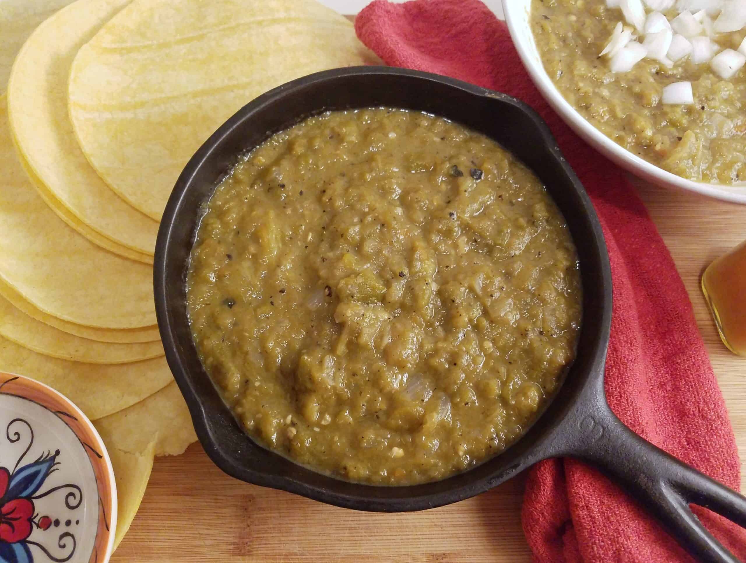 New-Mexican-Style-Green-Chile-Sauce-in-black-cast-iron-pan-with-corn-tortillas