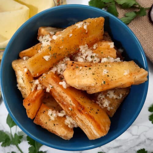 Yuca-frita-con-mojo-in-blue-bowl-with-yellow-cloth