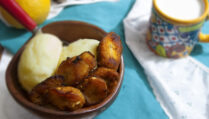 platanos-maduros-sweet-fried-plantains-served-with-vanilla-ice-cream-in-brown-bowl