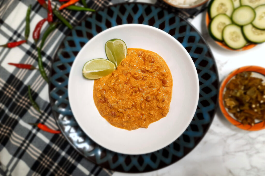 Punjabi-rajma-garnished-with-lime-wedges-on-round-white-plate