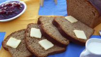 cascading-sliced-Swedish-rye-bread-and-butter-served-with-lingonberries