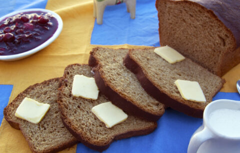 cascading-sliced-Swedish-rye-bread-and-butter-served-with-lingonberries