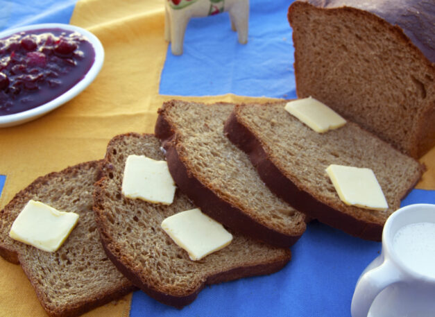 cascading-sliced-Swedish-rye-bread-and-butter-served-with-lingonberries