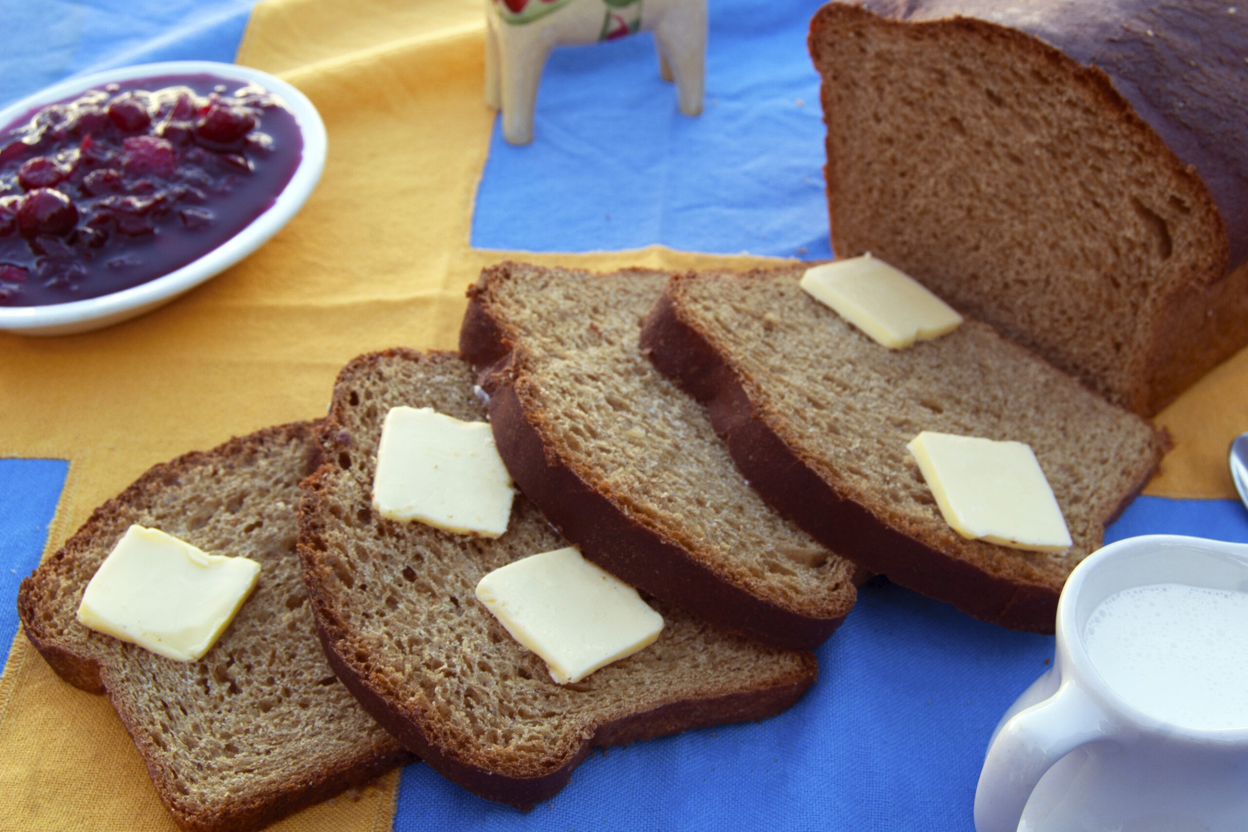 cascading-sliced-Swedish-rye-bread-and-butter-served-with-lingonberries