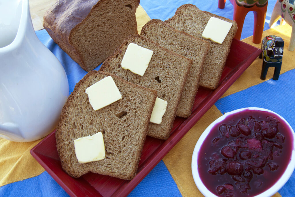 four-slices-Swedish-rye-bread-served-with-butter-and-lingonberries