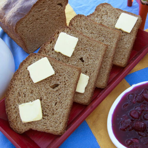 four-slices-Swedish-rye-bread-served-with-butter-and-lingonberries