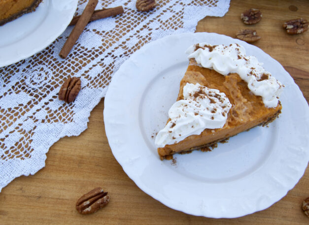 unique-Thanksgiving-pumpkin-chiffon-pie-garnished-with-whipped-cream