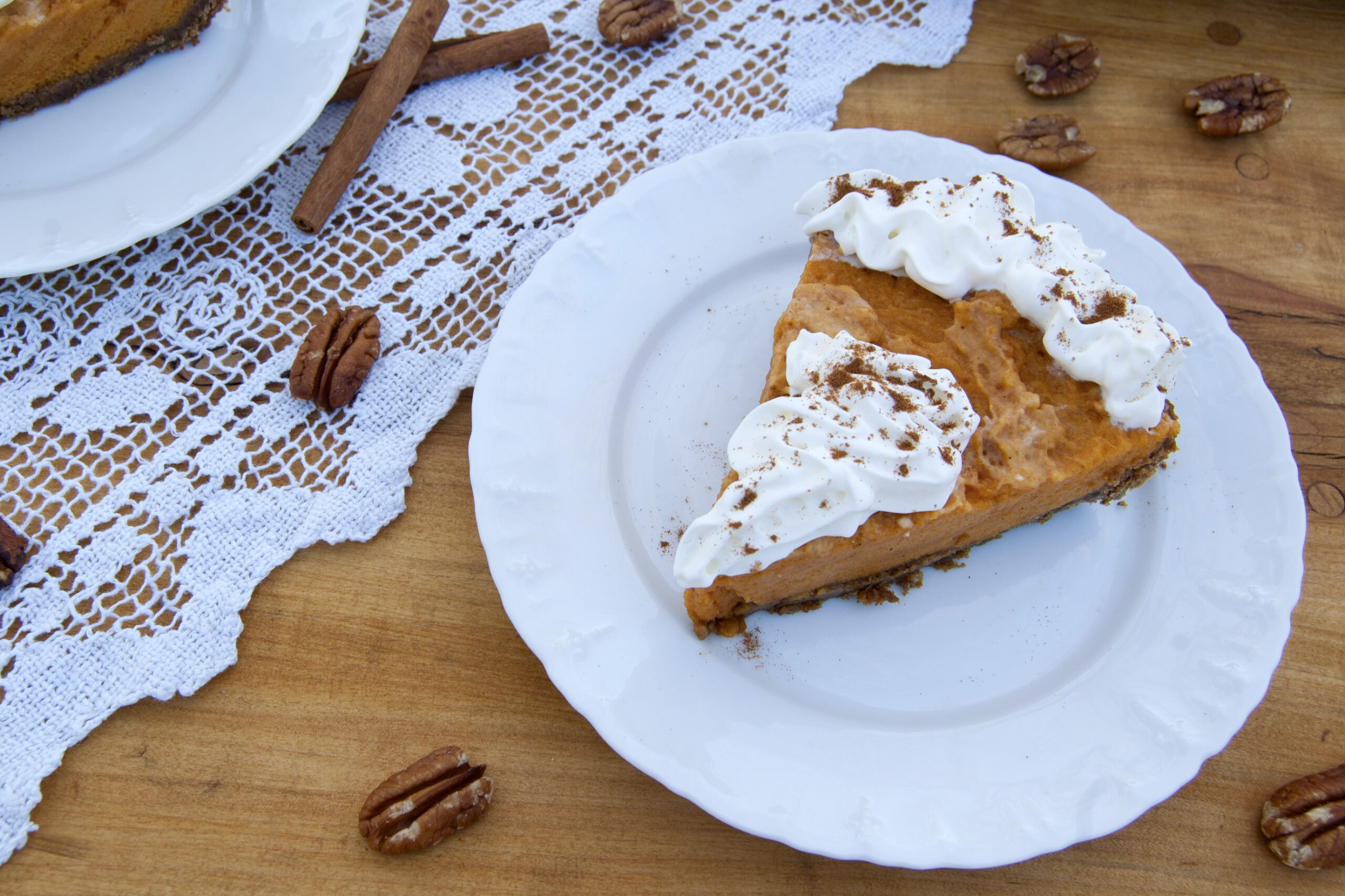 unique-Thanksgiving-pumpkin-chiffon-pie-garnished-with-whipped-cream