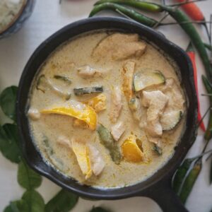 authentic-thai-green-curry-with-vegetables-and-chicken-in-cast-iron-pan